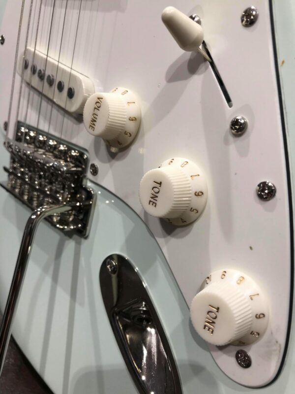boutons de guitare blancs