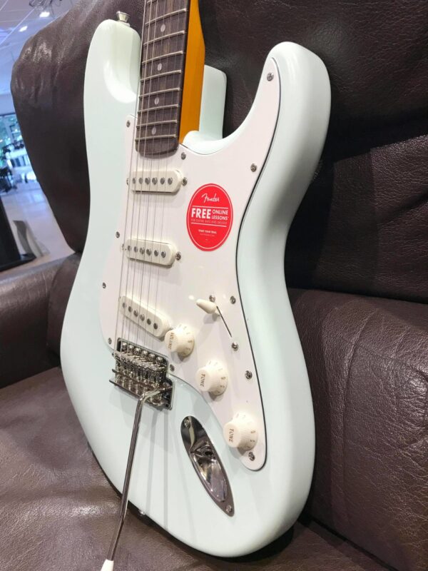 côté de guitare électrique bleue pastel