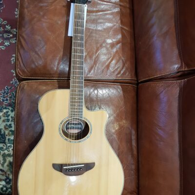 Yamaha APX600 Natural